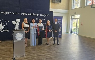 01.09.2026 - NOWY ROK SZKOLNY ROZPOCZĘTY. NAJLEPSI MATURZYŚCI NAGRODZENI 4