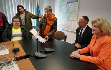 UCZNIOWIE SOSW W KOZIENICACH  Z WIZYTĄ W STAROSTWIE POWIATOWYM 4