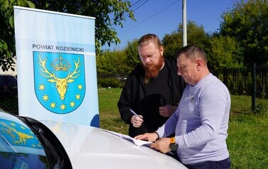 16.09.2026 - NOWE CHODNIKI W GNIEWOSZOWIE I ZAJEZIERZU. KOLEJNE INWESTYCJE POWIATU ZREALIZOWANE 1