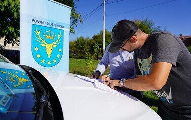 16.09.2026 - NOWE CHODNIKI W GNIEWOSZOWIE I ZAJEZIERZU. KOLEJNE INWESTYCJE POWIATU ZREALIZOWANE 3