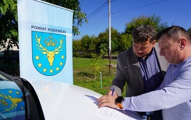 16.09.2026 - NOWE CHODNIKI W GNIEWOSZOWIE I ZAJEZIERZU. KOLEJNE INWESTYCJE POWIATU ZREALIZOWANE 4