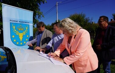 16.09.2026 - NOWE CHODNIKI W GNIEWOSZOWIE I ZAJEZIERZU. KOLEJNE INWESTYCJE POWIATU ZREALIZOWANE 5