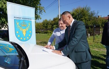 16.09.2026 - NOWE CHODNIKI W GNIEWOSZOWIE I ZAJEZIERZU. KOLEJNE INWESTYCJE POWIATU ZREALIZOWANE 6