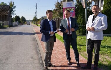 16.09.2026 - NOWE CHODNIKI W GNIEWOSZOWIE I ZAJEZIERZU. KOLEJNE INWESTYCJE POWIATU ZREALIZOWANE 18