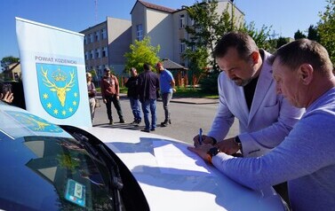 16.09.2026 - NOWE CHODNIKI W GNIEWOSZOWIE I ZAJEZIERZU. KOLEJNE INWESTYCJE POWIATU ZREALIZOWANE 20