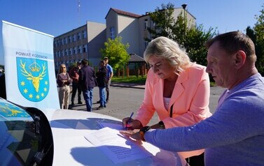 16.09.2026 - NOWE CHODNIKI W GNIEWOSZOWIE I ZAJEZIERZU. KOLEJNE INWESTYCJE POWIATU ZREALIZOWANE 21