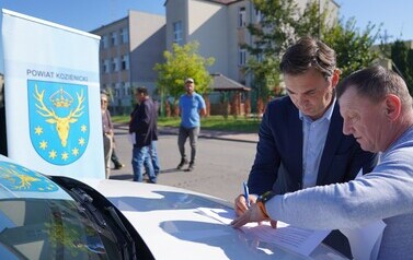 16.09.2026 - NOWE CHODNIKI W GNIEWOSZOWIE I ZAJEZIERZU. KOLEJNE INWESTYCJE POWIATU ZREALIZOWANE 22