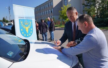16.09.2026 - NOWE CHODNIKI W GNIEWOSZOWIE I ZAJEZIERZU. KOLEJNE INWESTYCJE POWIATU ZREALIZOWANE 23