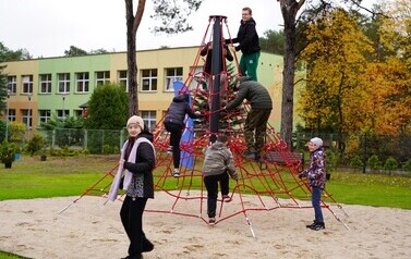 27.10.2026 - &bdquo;KOLOROWY ŚWIAT ZABAWY&rdquo; PODSUMOWANIE PROJEKTU I OTWARCIE NOWEGO PLACU ZABAW W SOSW W KOZIENICACH 17