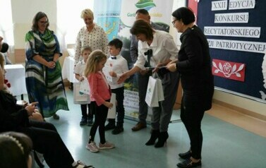 KOLEJNA ODSŁONA KONKURSU RECYTATORSKIEGO POEZJI PATRIOTYCZNEJ W PSP W GARBATCE-LETNISKU 6