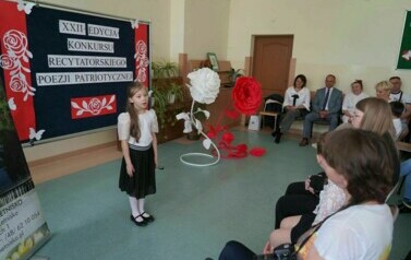 KOLEJNA ODSŁONA KONKURSU RECYTATORSKIEGO POEZJI PATRIOTYCZNEJ W PSP W GARBATCE-LETNISKU 11