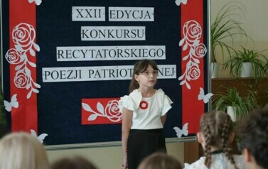 KOLEJNA ODSŁONA KONKURSU RECYTATORSKIEGO POEZJI PATRIOTYCZNEJ W PSP W GARBATCE-LETNISKU 14