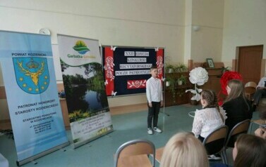 KOLEJNA ODSŁONA KONKURSU RECYTATORSKIEGO POEZJI PATRIOTYCZNEJ W PSP W GARBATCE-LETNISKU 15