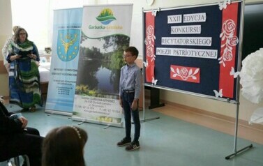 KOLEJNA ODSŁONA KONKURSU RECYTATORSKIEGO POEZJI PATRIOTYCZNEJ W PSP W GARBATCE-LETNISKU 18
