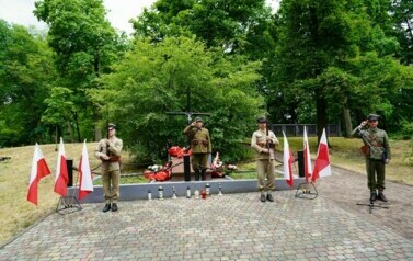UCZCILI PAMIĘĆ POMORDOWANYCH ŻOŁNIERZY  BATALION&Oacute;W CHŁOPSKICH 2