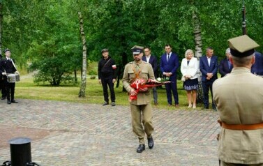 UCZCILI PAMIĘĆ POMORDOWANYCH ŻOŁNIERZY  BATALION&Oacute;W CHŁOPSKICH 3