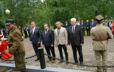 UCZCILI PAMIĘĆ POMORDOWANYCH ŻOŁNIERZY  BATALION&Oacute;W CHŁOPSKICH 4