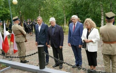 UCZCILI PAMIĘĆ POMORDOWANYCH ŻOŁNIERZY  BATALION&Oacute;W CHŁOPSKICH 13