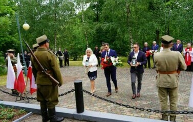 UCZCILI PAMIĘĆ POMORDOWANYCH ŻOŁNIERZY  BATALION&Oacute;W CHŁOPSKICH 14