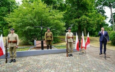 UCZCILI PAMIĘĆ POMORDOWANYCH ŻOŁNIERZY  BATALION&Oacute;W CHŁOPSKICH 15