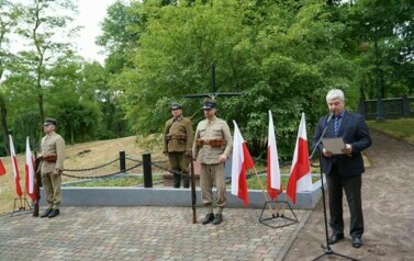 UCZCILI PAMIĘĆ POMORDOWANYCH ŻOŁNIERZY  BATALION&Oacute;W CHŁOPSKICH 16