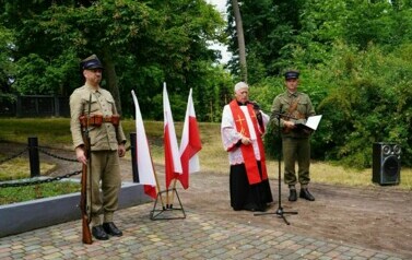 UCZCILI PAMIĘĆ POMORDOWANYCH ŻOŁNIERZY  BATALION&Oacute;W CHŁOPSKICH 18