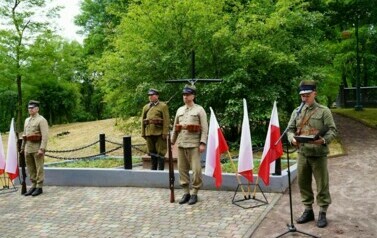 UCZCILI PAMIĘĆ POMORDOWANYCH ŻOŁNIERZY  BATALION&Oacute;W CHŁOPSKICH 20