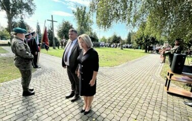 DELEGACJA POWIATU KOZIENICKIEGO ODDAŁA HOŁD POLEGŁYM ŻOŁNIERZOM 28 PUŁKU ARTYLERII LEKKIEJ 2