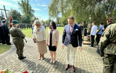 DELEGACJA POWIATU KOZIENICKIEGO ODDAŁA HOŁD POLEGŁYM ŻOŁNIERZOM 28 PUŁKU ARTYLERII LEKKIEJ 3