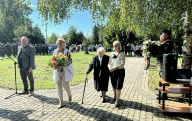 DELEGACJA POWIATU KOZIENICKIEGO ODDAŁA HOŁD POLEGŁYM ŻOŁNIERZOM 28 PUŁKU ARTYLERII LEKKIEJ 5