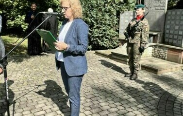 DELEGACJA POWIATU KOZIENICKIEGO ODDAŁA HOŁD POLEGŁYM ŻOŁNIERZOM 28 PUŁKU ARTYLERII LEKKIEJ 6
