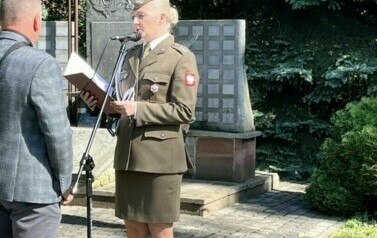 DELEGACJA POWIATU KOZIENICKIEGO ODDAŁA HOŁD POLEGŁYM ŻOŁNIERZOM 28 PUŁKU ARTYLERII LEKKIEJ 7