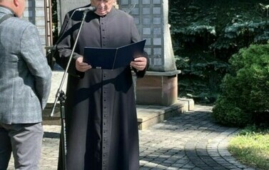 DELEGACJA POWIATU KOZIENICKIEGO ODDAŁA HOŁD POLEGŁYM ŻOŁNIERZOM 28 PUŁKU ARTYLERII LEKKIEJ 8