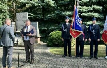 DELEGACJA POWIATU KOZIENICKIEGO ODDAŁA HOŁD POLEGŁYM ŻOŁNIERZOM 28 PUŁKU ARTYLERII LEKKIEJ 9
