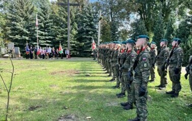 DELEGACJA POWIATU KOZIENICKIEGO ODDAŁA HOŁD POLEGŁYM ŻOŁNIERZOM 28 PUŁKU ARTYLERII LEKKIEJ 10