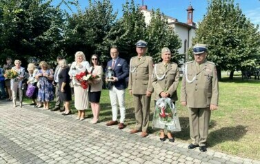 DELEGACJA POWIATU KOZIENICKIEGO ODDAŁA HOŁD POLEGŁYM ŻOŁNIERZOM 28 PUŁKU ARTYLERII LEKKIEJ 11