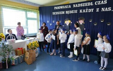 UROCZYSTE PASOWANIE PIERWSZOKLASIST&Oacute;W W PSP W URSYNOWIE 4