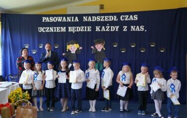 UROCZYSTE PASOWANIE PIERWSZOKLASIST&Oacute;W W PSP W URSYNOWIE 5