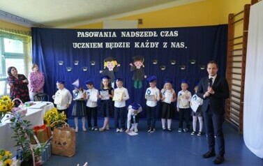 UROCZYSTE PASOWANIE PIERWSZOKLASIST&Oacute;W W PSP W URSYNOWIE 6