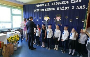 UROCZYSTE PASOWANIE PIERWSZOKLASIST&Oacute;W W PSP W URSYNOWIE 8