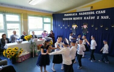 UROCZYSTE PASOWANIE PIERWSZOKLASIST&Oacute;W W PSP W URSYNOWIE 11