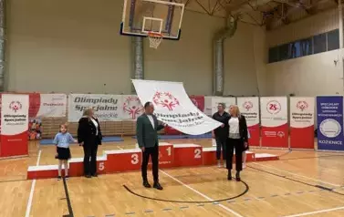 PONAD 80 ZAWODNIK&Oacute;W OLIMPIAD SPECJALNYCH  RYWALIZOWAŁO PODCZAS TURNIEJU BADMINTONA W KOZIENICACH 1