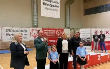 PONAD 80 ZAWODNIK&Oacute;W OLIMPIAD SPECJALNYCH  RYWALIZOWAŁO PODCZAS TURNIEJU BADMINTONA W KOZIENICACH 2