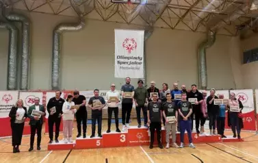 PONAD 80 ZAWODNIK&Oacute;W OLIMPIAD SPECJALNYCH  RYWALIZOWAŁO PODCZAS TURNIEJU BADMINTONA W KOZIENICACH 3