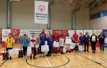 PONAD 80 ZAWODNIK&Oacute;W OLIMPIAD SPECJALNYCH  RYWALIZOWAŁO PODCZAS TURNIEJU BADMINTONA W KOZIENICACH 6