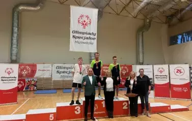 PONAD 80 ZAWODNIK&Oacute;W OLIMPIAD SPECJALNYCH  RYWALIZOWAŁO PODCZAS TURNIEJU BADMINTONA W KOZIENICACH 7
