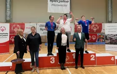 PONAD 80 ZAWODNIK&Oacute;W OLIMPIAD SPECJALNYCH  RYWALIZOWAŁO PODCZAS TURNIEJU BADMINTONA W KOZIENICACH 8