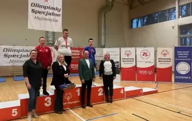 PONAD 80 ZAWODNIK&Oacute;W OLIMPIAD SPECJALNYCH  RYWALIZOWAŁO PODCZAS TURNIEJU BADMINTONA W KOZIENICACH 9