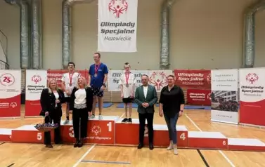 PONAD 80 ZAWODNIK&Oacute;W OLIMPIAD SPECJALNYCH  RYWALIZOWAŁO PODCZAS TURNIEJU BADMINTONA W KOZIENICACH 11