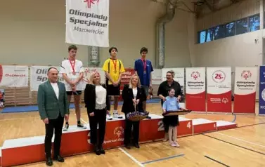 PONAD 80 ZAWODNIK&Oacute;W OLIMPIAD SPECJALNYCH  RYWALIZOWAŁO PODCZAS TURNIEJU BADMINTONA W KOZIENICACH 12
